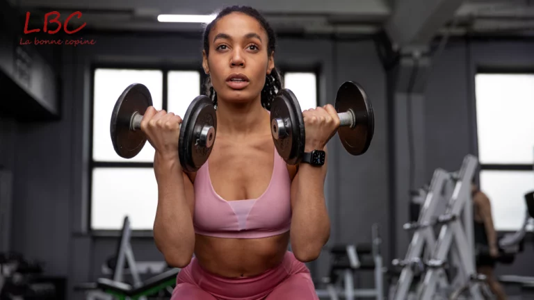 Concentration, force et confiance : en tenue de sport rose, elle enchaîne les curls dans une salle de musculation contemporaine, symbole de persévérance et de transformation | labonnecopine.com