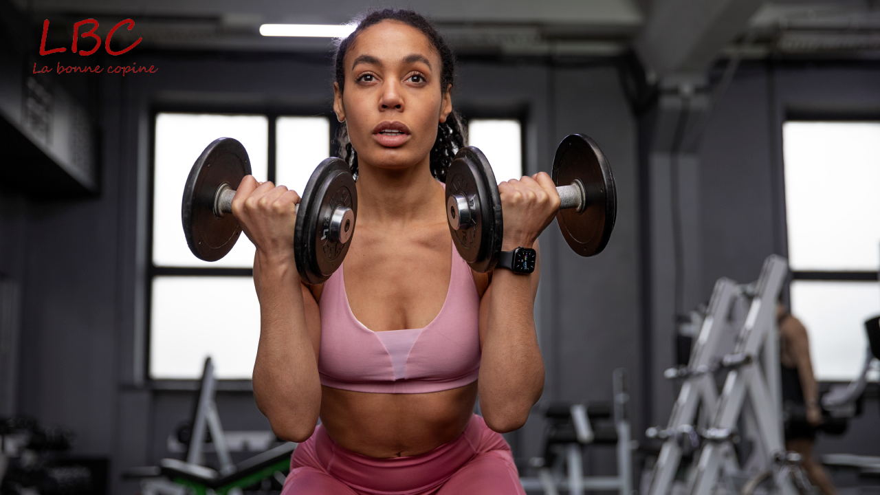 Concentration, force et confiance : en tenue de sport rose, elle enchaîne les curls dans une salle de musculation contemporaine, symbole de persévérance et de transformation | labonnecopine.com