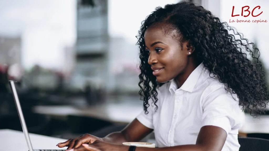 Install&eacute;e dans un cadre contemporain, une femme utilise son ordinateur portable, incarnant une nouvelle fa&ccedil;on de travailler connect&eacute;e et flexible | labonnecopine.com