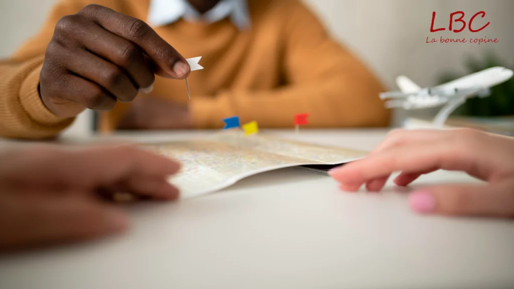 Een hand houdt een klein wit vlaggetje boven een kaart vol gekleurde spijkertjes, een andere hand wijst een specifiek punt aan – symbool voor het vinden van richting en keuzes.