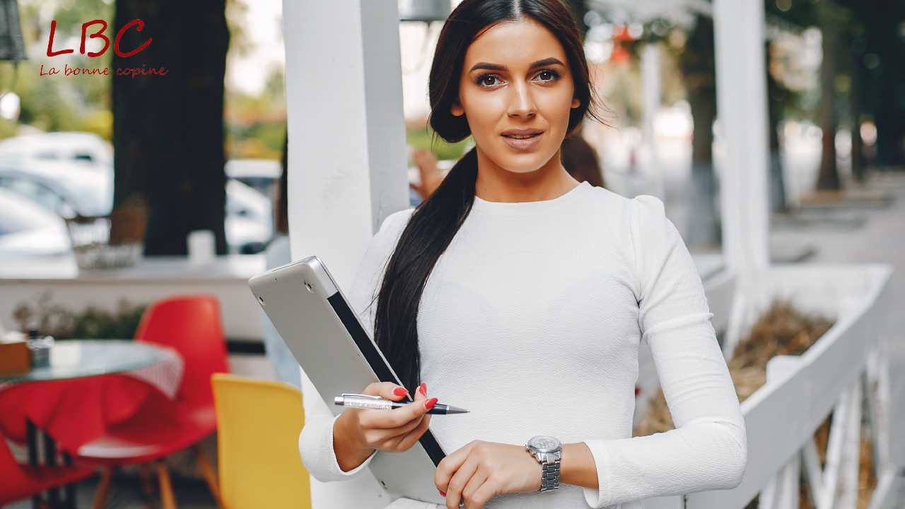 Smiling young professional, tablet in hand and stylus at the ready, evolving in a contemporary urban setting. An image that embodies modernity, dynamism and mastery of digital tools | labonnecopine.com/en