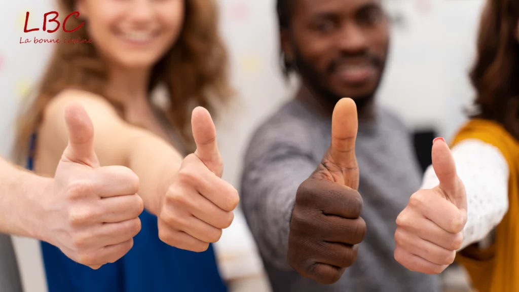 Four hands belonging to people of diverse origins raise their thumbs in approval, forming a collective gesture of support, confidence and enthusiasm. The diversity of the hands underscores unity around a positive and inclusive message | labonnecopine.com