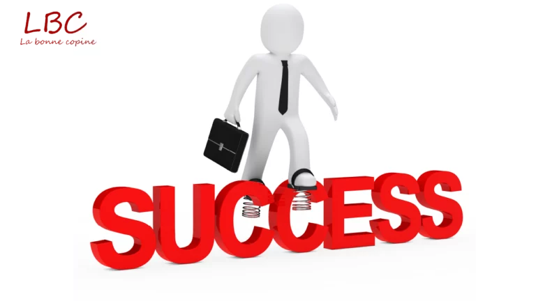 Une figurine blanche en costume, tenant une mallette, marche avec détermination sur les lettres rouges en 3D formant le mot "SUCCESS", symbolisant la progression vers la réussite professionnelle | labonnecopine.com