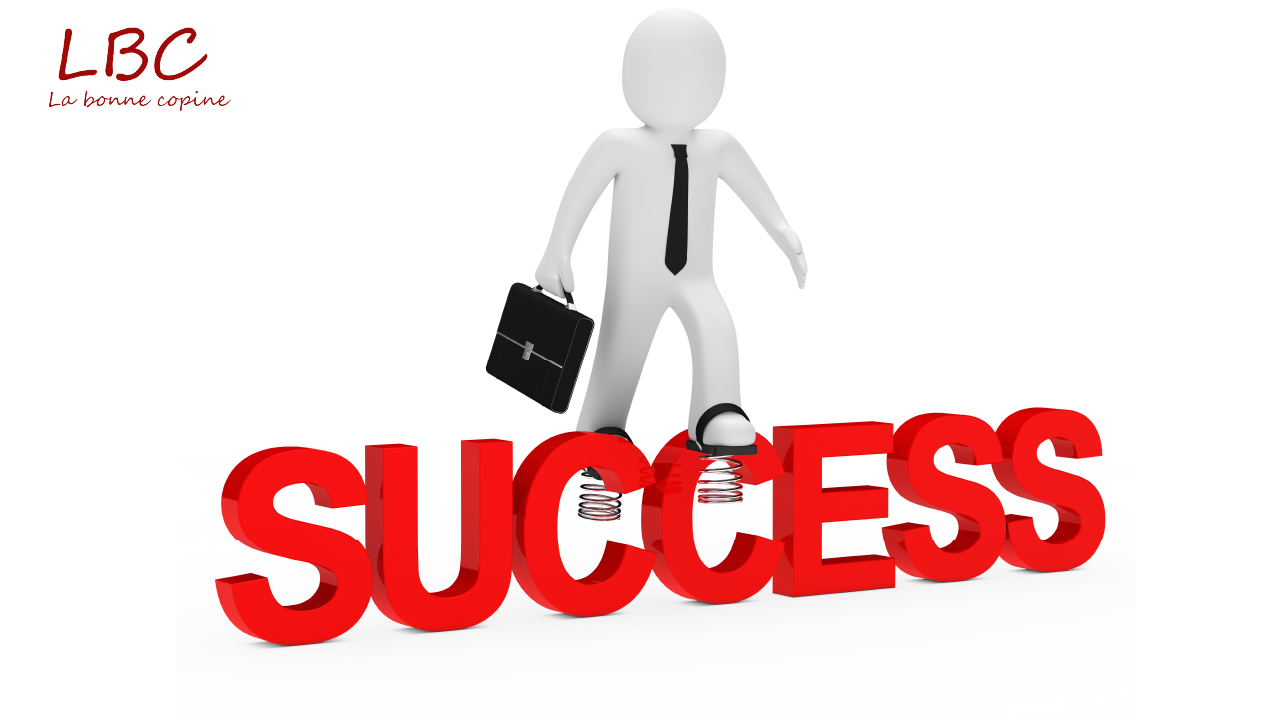 Une figurine blanche en costume, tenant une mallette, marche avec détermination sur les lettres rouges en 3D formant le mot "SUCCESS", symbolisant la progression vers la réussite professionnelle | labonnecopine.com