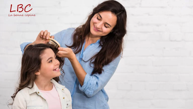 A mother delicately combing her daughter's hair with a golden brush | labonnecopine.com/en