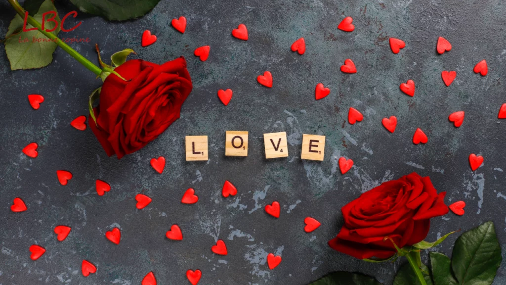 Op een sobere leisteenachtergrond vormt het woord ‘LIEFDE’ zich in houten letters, omringd door felrode rozen en kleine, delicate harten – een tijdloos, warm romantisch tafereel.