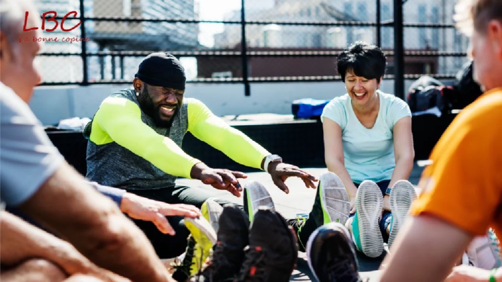 A group of smiling athletes enjoy a moment of relaxation after an outdoor workout | labonnecopine.com/en