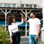 Geste complice entre deux âmes heureuses, un high-five au milieu du tumulte urbain | labonnecopine.com