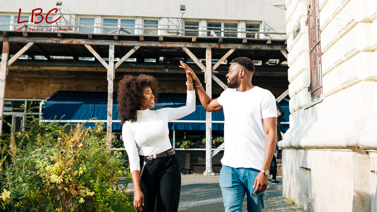 Geste complice entre deux âmes heureuses, un high-five au milieu du tumulte urbain | labonnecopine.com