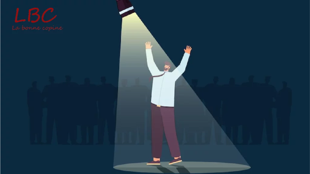Man op een podium, armen omhoog, omringd door een menigte in schemering | labonnecopine