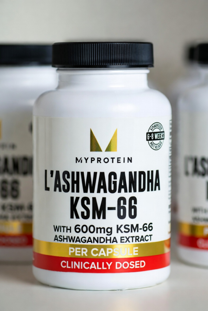 Flacon turquoise MyProtein d'Ashwagandha KSM-66 à 600mg par capsule, indiquant "1 Capsule Daily / 6-8 Weeks" pour un usage clinique, avec focus sur le temps nécessaire (6-8 semaines) pour des effets, info sous-estimée sur les descriptions produits.