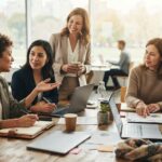 roupe de femmes professionnelles collaborant autour d’une table | La Bonne Copine