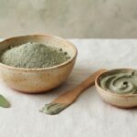 Bol de poudre verte et baume dans de petits récipients en céramique La Bonne Copine