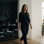 Une femme marche dans l’entrée de son logement, depuis une pièce sombre vers une pièce lumineuse| La Bonne Copine