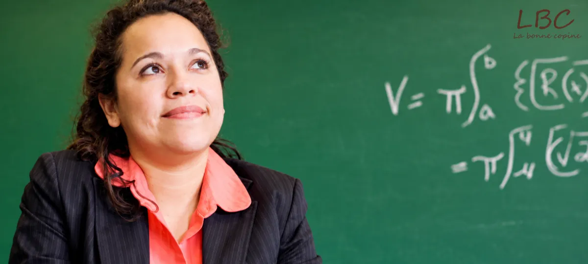 Femme devant un tableau de formules, illustration du guide pour stimuler la mémoire