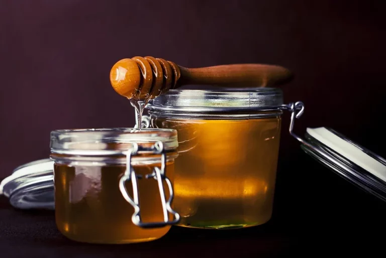 Miel et sommeil : un rituel du soir, pas un remède miracle