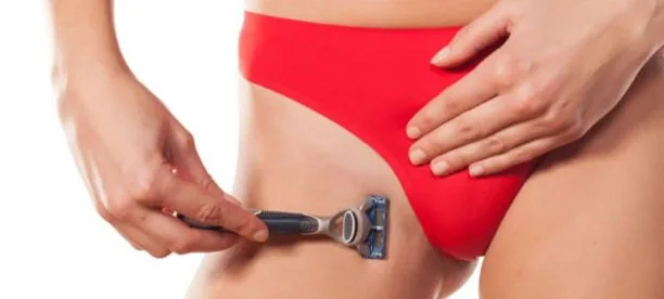 Rasoir placé près de la ligne du maillot, avec un sous-vêtement rouge.